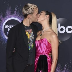 Anwar Hadid y Dua Lipa besándose en la alfombra roja de los premios AMAs 2019