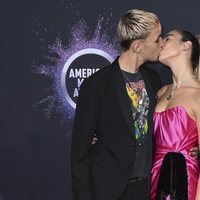 Anwar Hadid y Dua Lipa besándose en la alfombra roja de los premios AMAs 2019