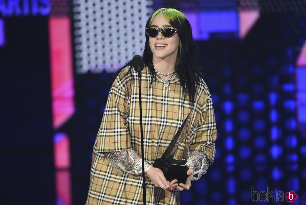 Billie Eilish recogiendo un premios en la gala de los AMAs 2019