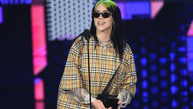 Billie Eilish recogiendo un premios en la gala de los AMAs 2019