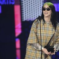 Billie Eilish recogiendo un premios en la gala de los AMAs 2019