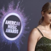 Taylor Swift en la alfombra roja de los premios AMAs 2019