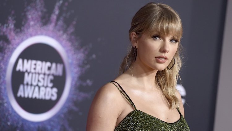 Taylor Swift en la alfombra roja de los premios AMAs 2019