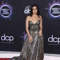 Lauren Jauregui en la alfombra roja de los premios AMAs 2019