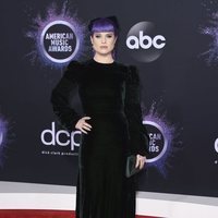 Kelly Osbourne en la alfombra roja de los premios AMAs 2019