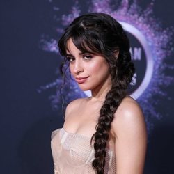 Camila Cabello en la alfombra roja de los premios AMAs 2019