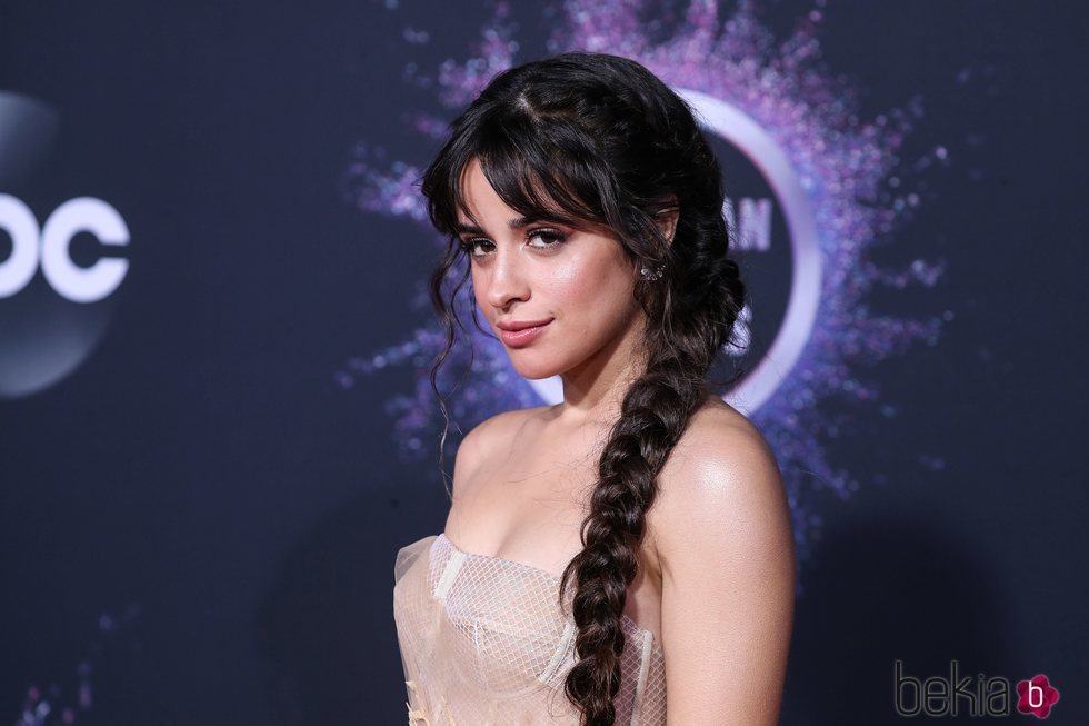 Camila Cabello en la alfombra roja de los premios AMAs 2019