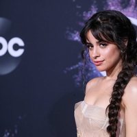 Camila Cabello en la alfombra roja de los premios AMAs 2019