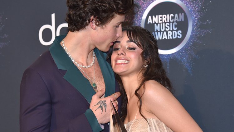 Shawn Mendes besando a Camila Cabello en los AMAs 2019