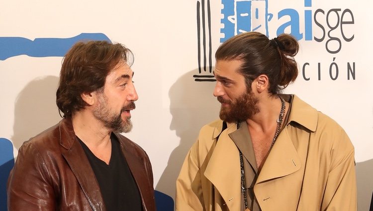 Javier Bardem charlando con Can Yaman en los Premios Actúa 2019