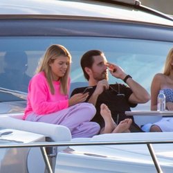 Scott Disick y Sofia Richie en un yate en Miami junto con unos amigos