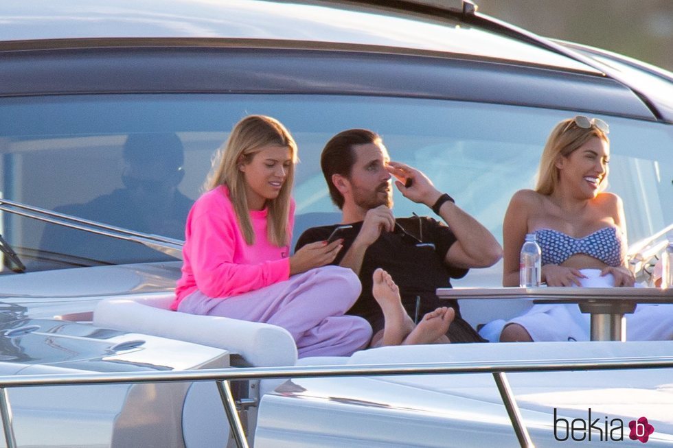 Scott Disick y Sofia Richie en un yate en Miami junto con unos amigos