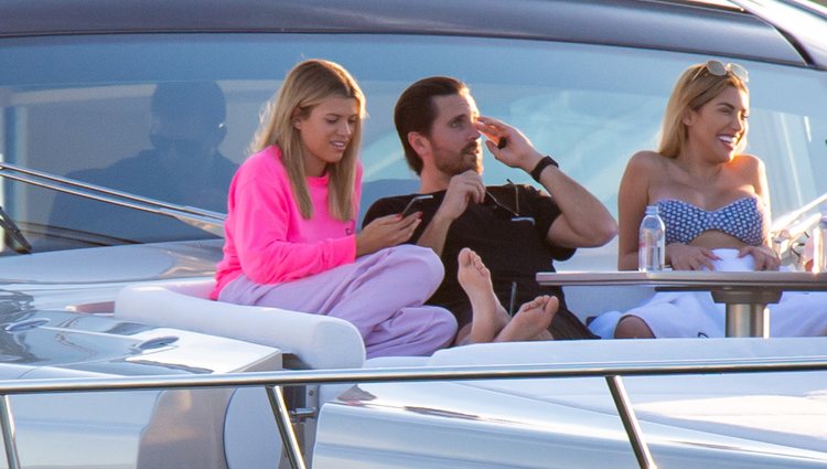 Scott Disick y Sofia Richie en un yate en Miami junto con unos amigos