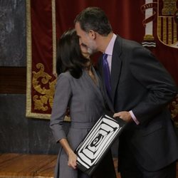 El Rey Felipe besando a la Reina Letizia tras entregarle un premio por su labor de concienciación de violencia de género