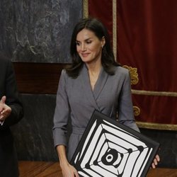 La Reina Letizia recogiendo el premio por su labor contra la violencia doméstica y de género