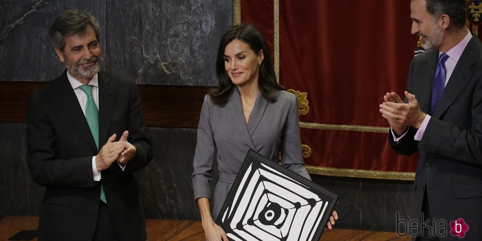 La Reina Letizia recogiendo el premio por su labor contra la violencia doméstica y de género