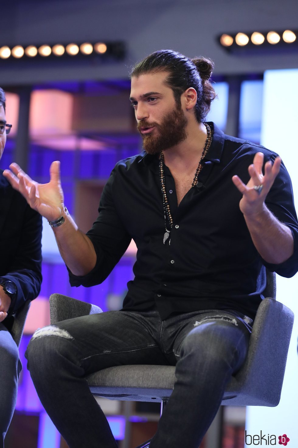 Can Yaman en su rueda de prensa en España