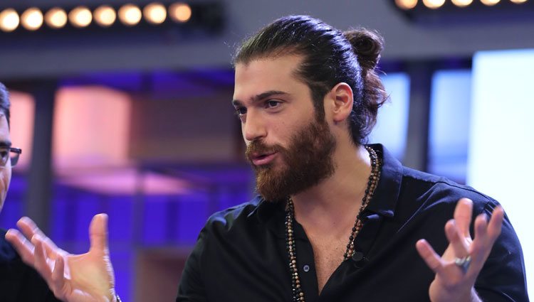 Can Yaman en su rueda de prensa en España