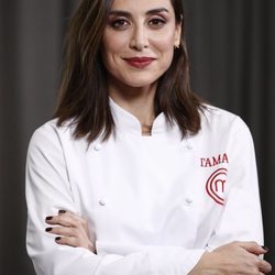 Tamara Falcó posando con la chaqueta de 'Masterchef'