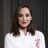 Tamara Falcó posando con la chaqueta de 'Masterchef'