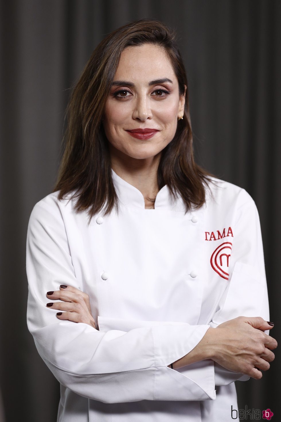 Tamara Falcó posando con la chaqueta de 'Masterchef'