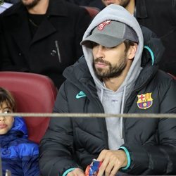 Gerard Piqué y su hijo Milan en un partido del Barça