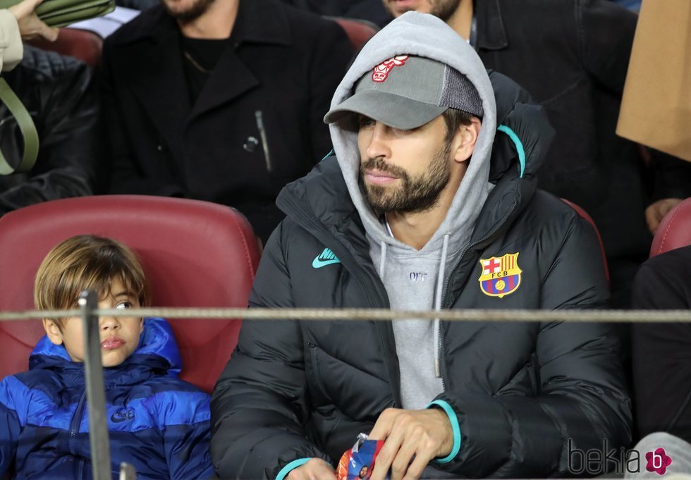 Gerard Piqué y su hijo Milan en un partido del Barça