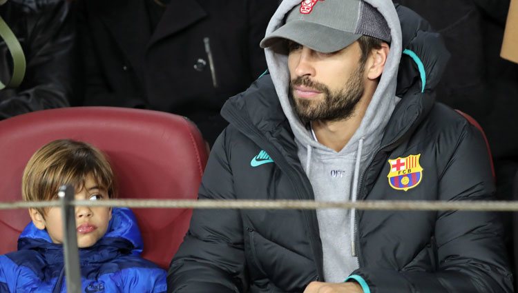 Gerard Piqué y su hijo Milan en un partido del Barça