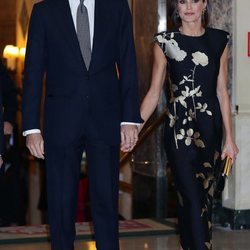 Los Reyes Felipe y Letizia, cogidos de la mano en la entrega del Premio Francisco Cerecedo a Javier Cercas