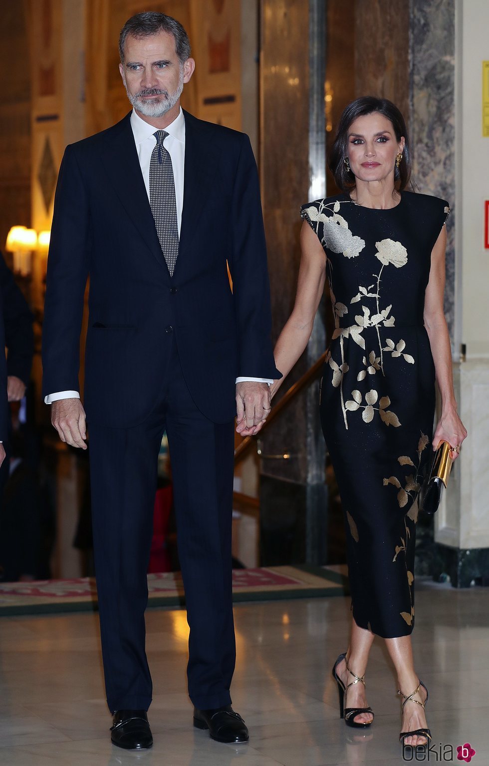 Los Reyes Felipe y Letizia, cogidos de la mano en la entrega del Premio Francisco Cerecedo a Javier Cercas