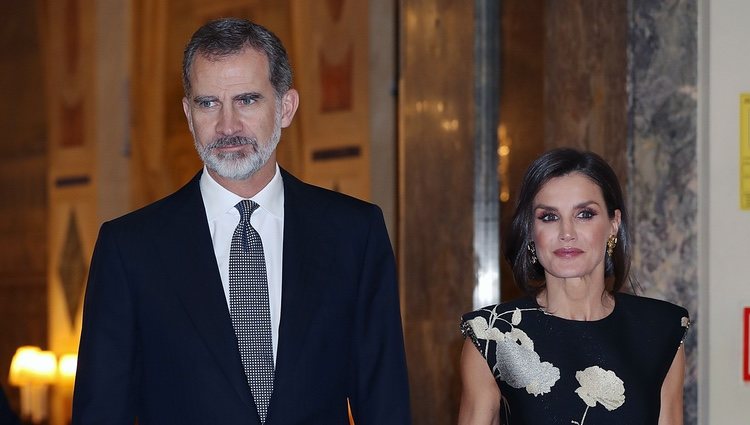 Los Reyes Felipe y Letizia, cogidos de la mano en la entrega del Premio Francisco Cerecedo a Javier Cercas