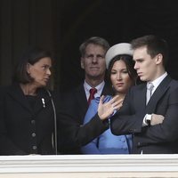 Estefanía de Mónaco con su hijo Louis Ducruet, su nuera Marie Chevallier, y su primo John Kelly en el Día Nacional de Mónaco 2