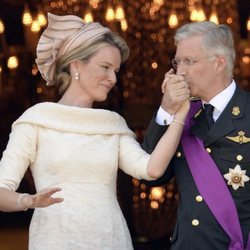 Cariñoso gesto entre los Reyes Felipe y Matilde de Bélgica el día de su proclamación