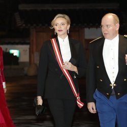 Alberto y Charlene de Mónaco y la Princesa Carolina de Mónaco en la gala del Día Nacional de Mónaco 2019