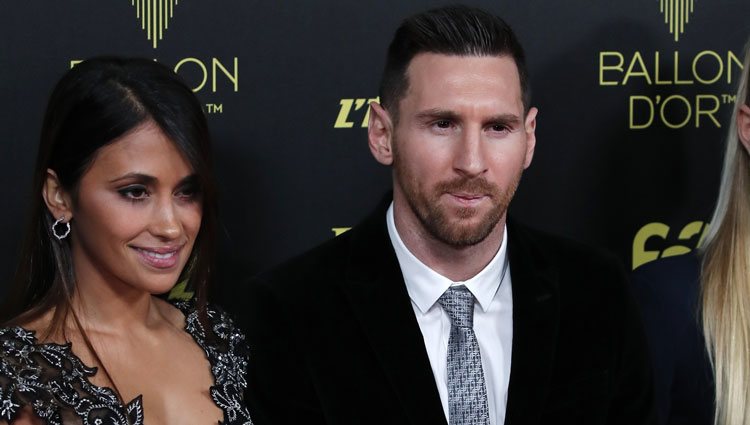 Antonella Rocuzzo y Leo Messi en la entrega del Balón de Oro 2019