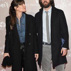 Carlota Casiraghi mira a Dimitri Rassam en el estreno de 'Le meilleur reste à venir'