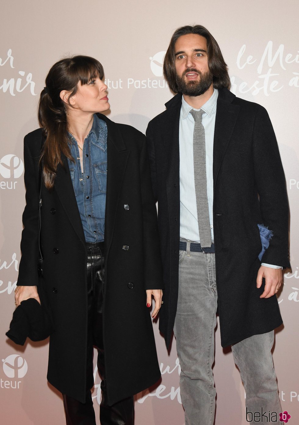 Carlota Casiraghi mira a Dimitri Rassam en el estreno de 'Le meilleur reste à venir'