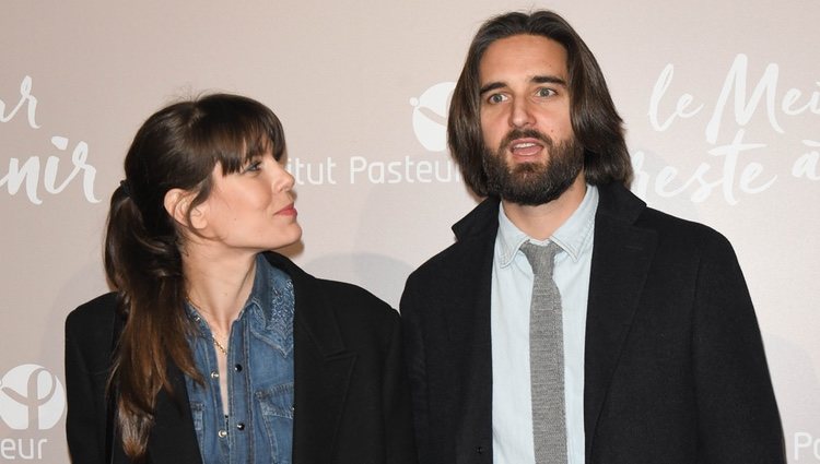 Carlota Casiraghi mira a Dimitri Rassam en el estreno de 'Le meilleur reste à venir'