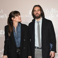 Carlota Casiraghi mira a Dimitri Rassam en el estreno de 'Le meilleur reste à venir'