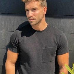 Pablo Alborán posando a pleno sol en camiseta negra