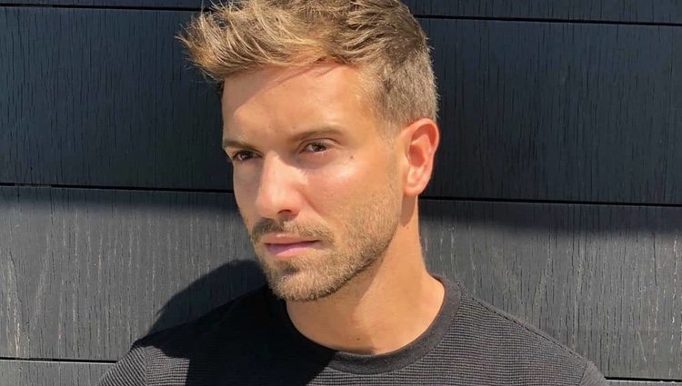 Pablo Alborán posando a pleno sol en camiseta negra