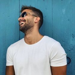 Pablo Alborán, muy sonriente con camiseta blanca