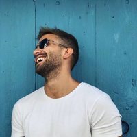 Pablo Alborán, muy sonriente con camiseta blanca