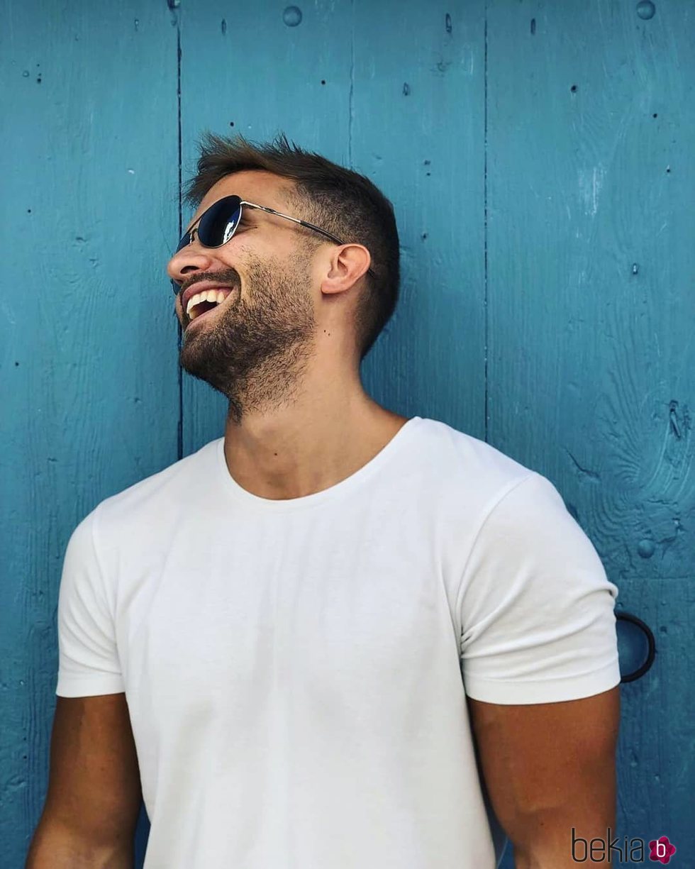 Pablo Alborán, muy sonriente con camiseta blanca