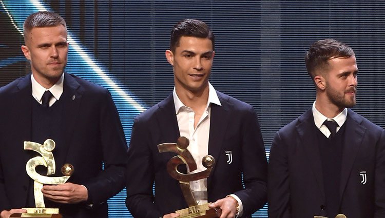 Cristiano Ronaldo recibiendo su premio en la Gala del Calcio 2019