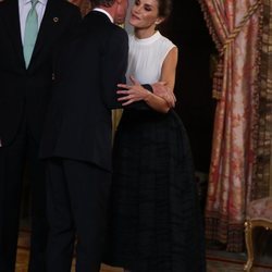 La Reina Letizia saluda a Enrique de Luxemburgo en la recepción por la Conferencia sobre el Cambio Climático