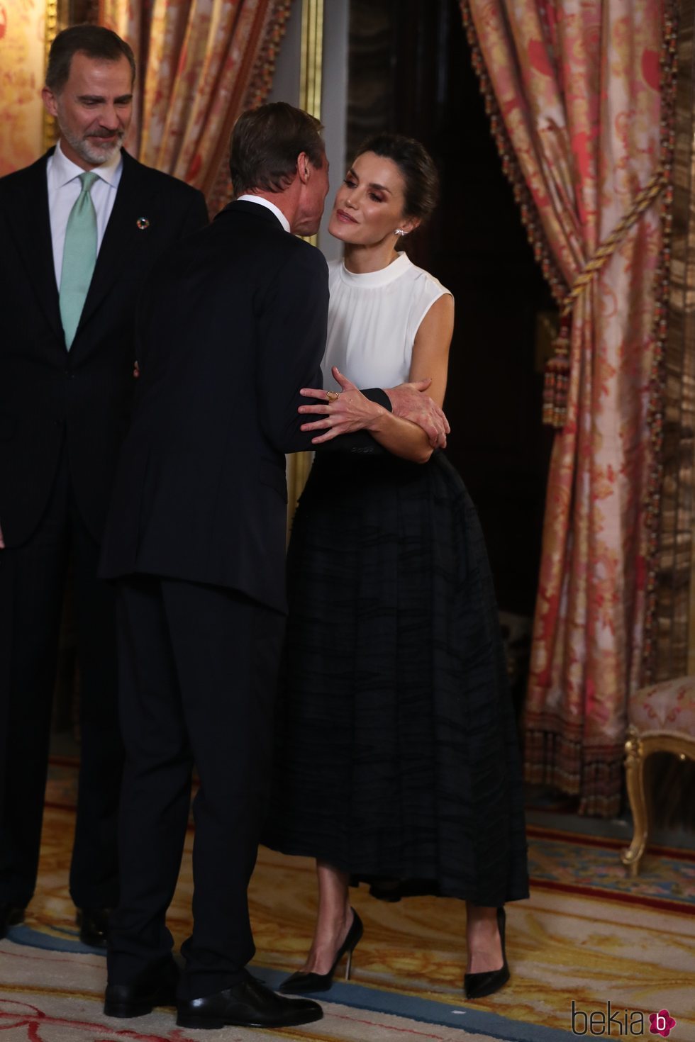 La Reina Letizia saluda a Enrique de Luxemburgo en la recepción por la Conferencia sobre el Cambio Climático