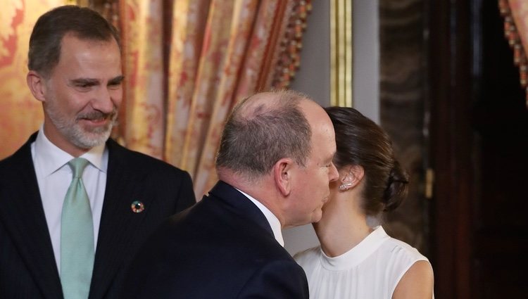 La Reina Letizia besa a Alberto de Mónaco en la recepción por la Conferencia sobre el Cambio Climático