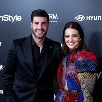 Miguel Torres y Paula Echevarría posando juntos y sonrientes en la fiesta del 15 aniversario de In Style