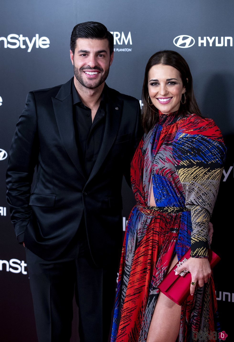 Miguel Torres y Paula Echevarría posando juntos y sonrientes en la fiesta del 15 aniversario de In Style